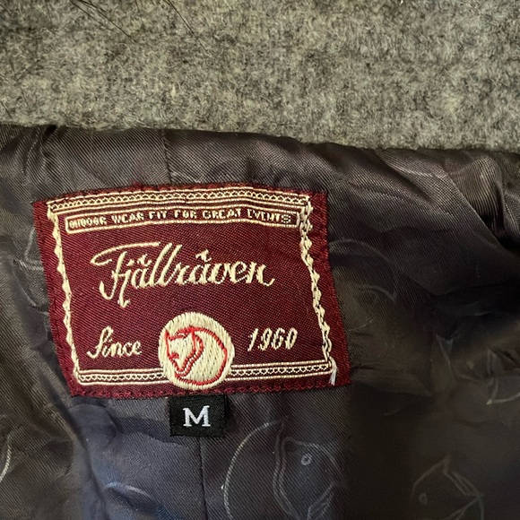 Medium women’s Fjall Raven Gray Cape Jacket with Hood removable Faux Fur Trim - Picture 8 of 12